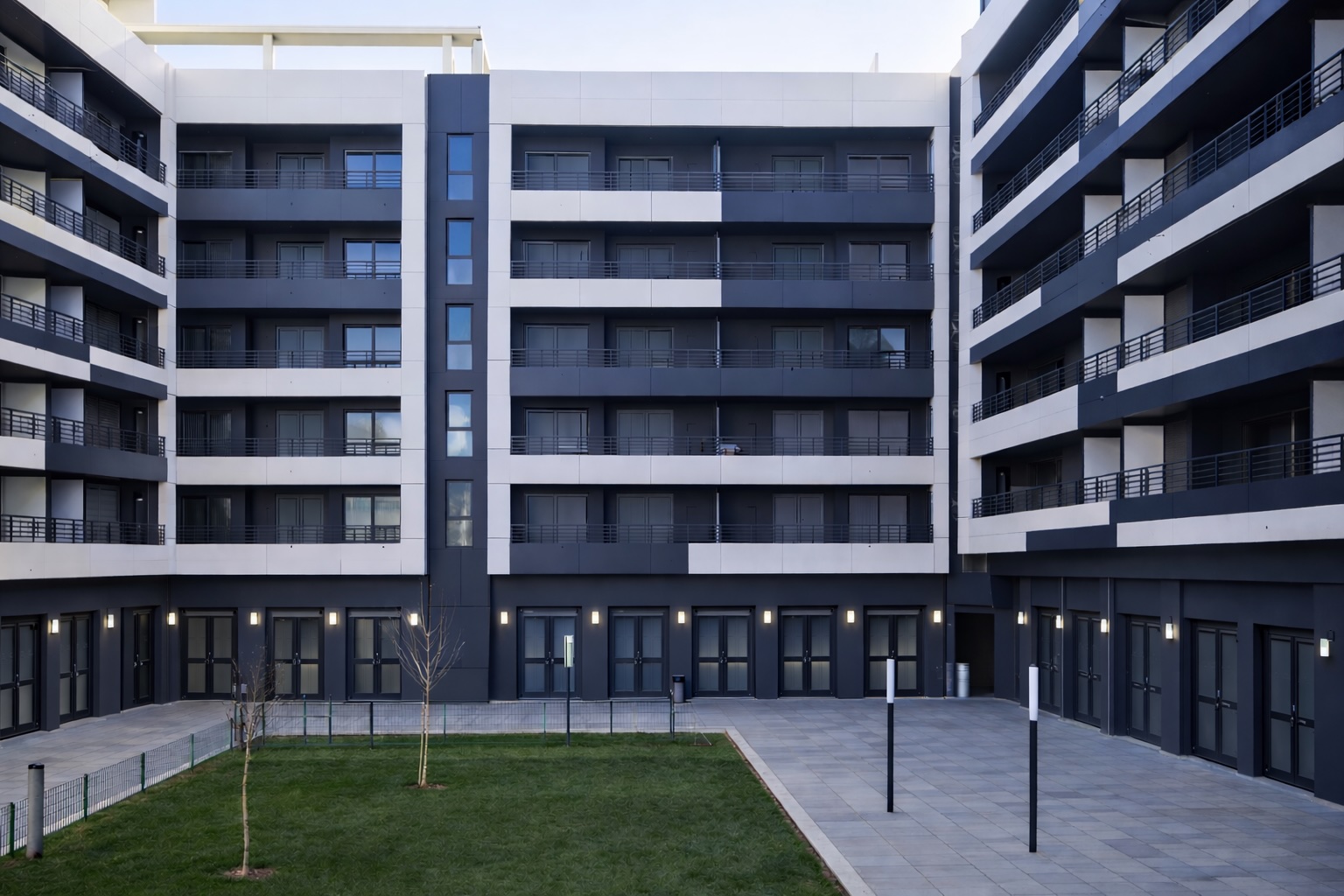 Comunidad residencial con varios portales y accesos