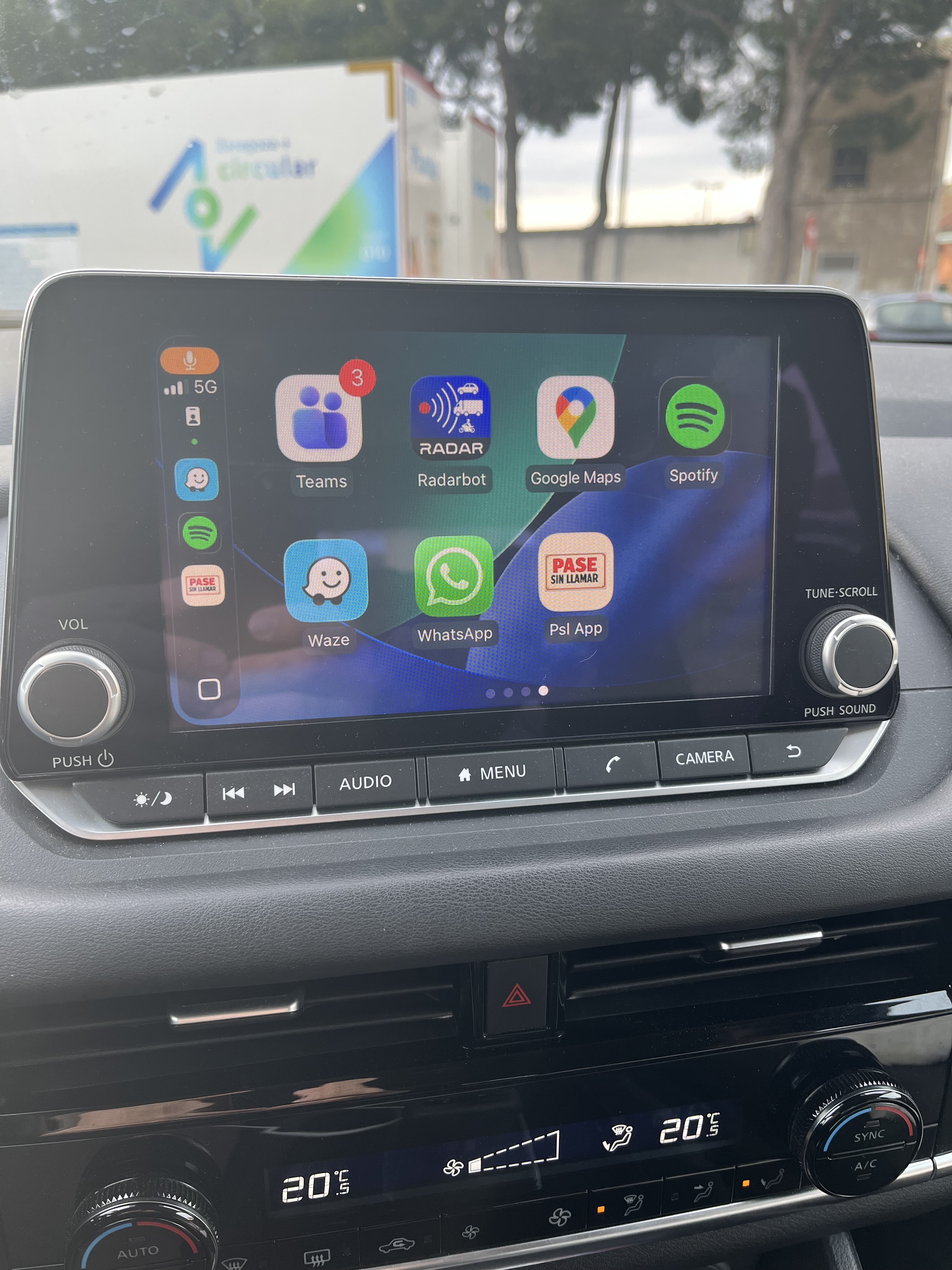 Pantalla del coche con la app Pase sin llamar disponible para abrir el acceso